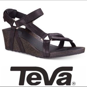 Teva Ysidro sandals EUC